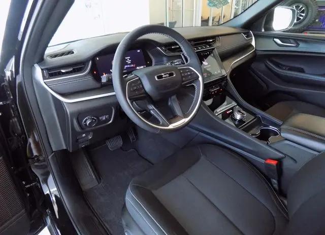 2025 Jeep Grand Cherokee L Laredo X 4x2