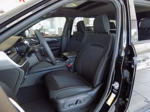 2025 Jeep Grand Cherokee L Laredo X 4x2