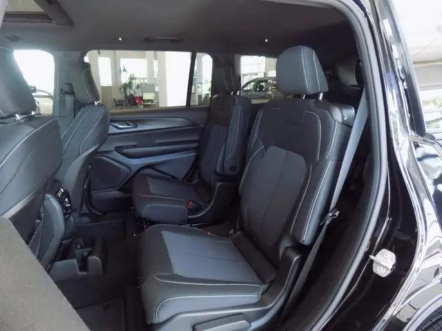 2025 Jeep Grand Cherokee L Laredo X 4x2