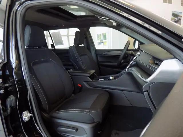 2025 Jeep Grand Cherokee L Laredo X 4x2