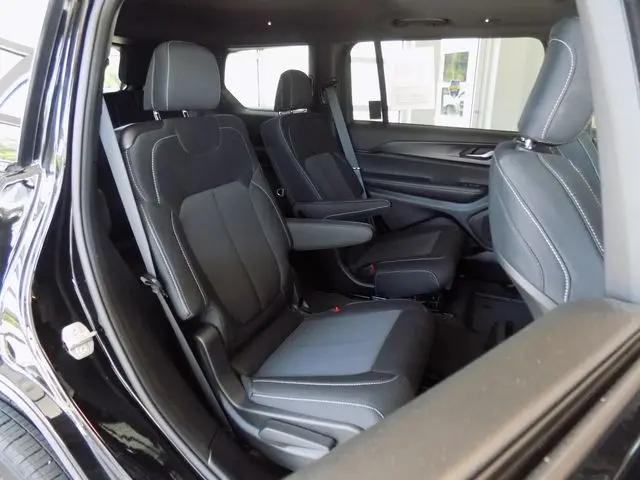 2025 Jeep Grand Cherokee L Laredo X 4x2