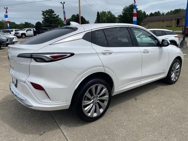 2025 Buick NV Avenir FWD