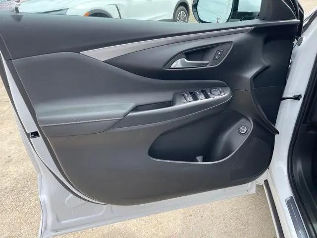 2025 Buick NV Avenir FWD