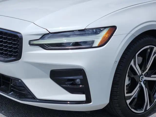 2024 Volvo S60 B5 Plus Dark Theme