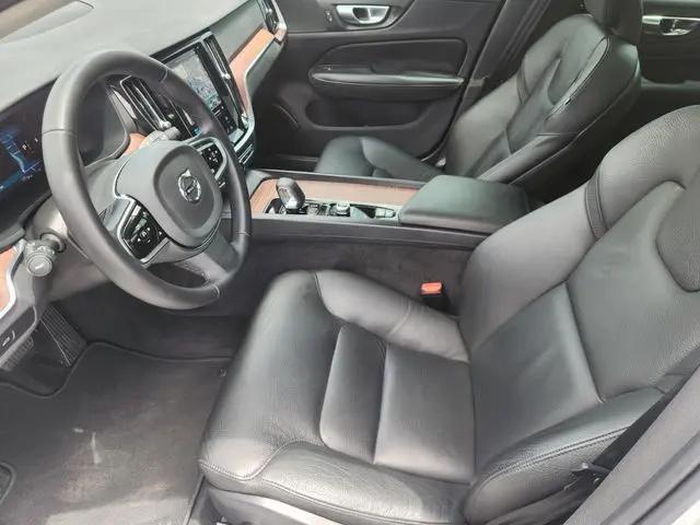 2024 Volvo S60 B5 Plus Dark Theme