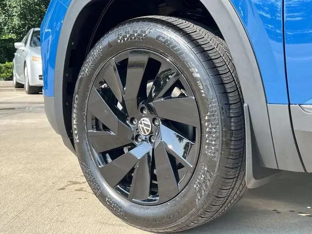 2026 Volkswagen Atlas Cross Sport SE with Technology