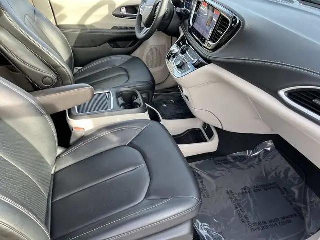 2024 Chrysler Pacifica Hybrid Select