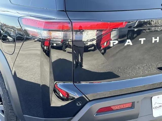 2025 Nissan Pathfinder SV FWD
