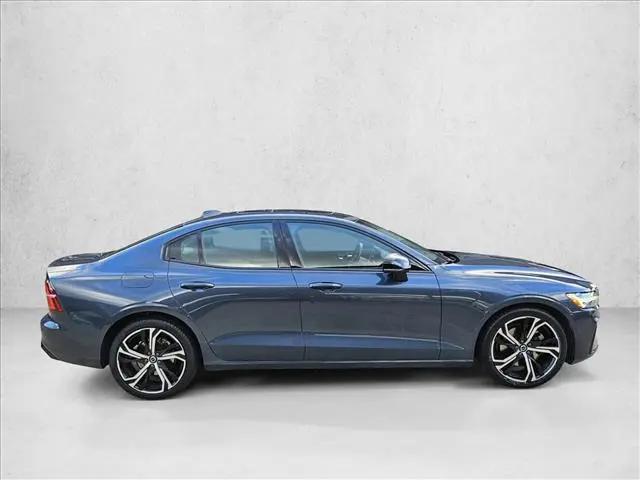 2024 Volvo S60 B5 Core Dark Theme
