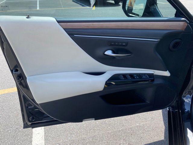 2025 Lexus ES 300h 300h