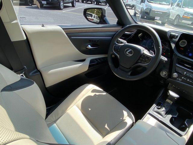 2025 Lexus ES 300h 300h