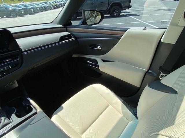2025 Lexus ES 300h 300h