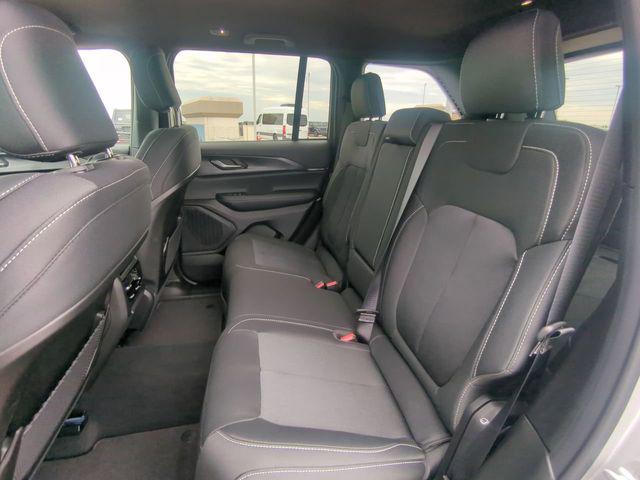 2026 Jeep Grand Cherokee Laredo 4x2