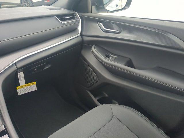 2026 Jeep Grand Cherokee Laredo 4x2