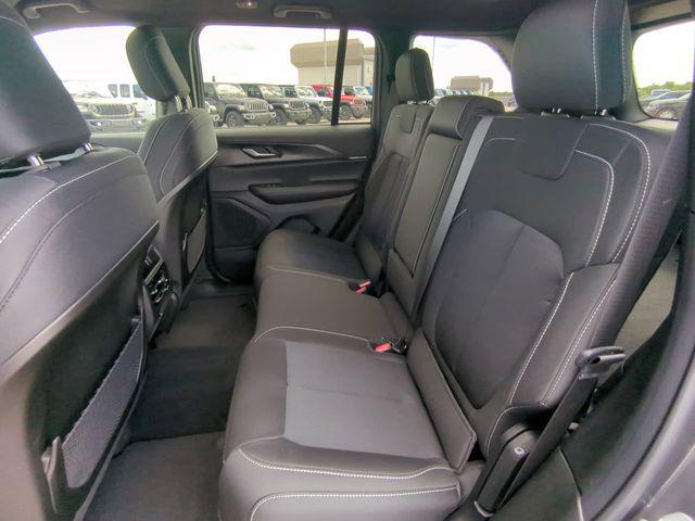 2026 Jeep Grand Cherokee Laredo 4x2
