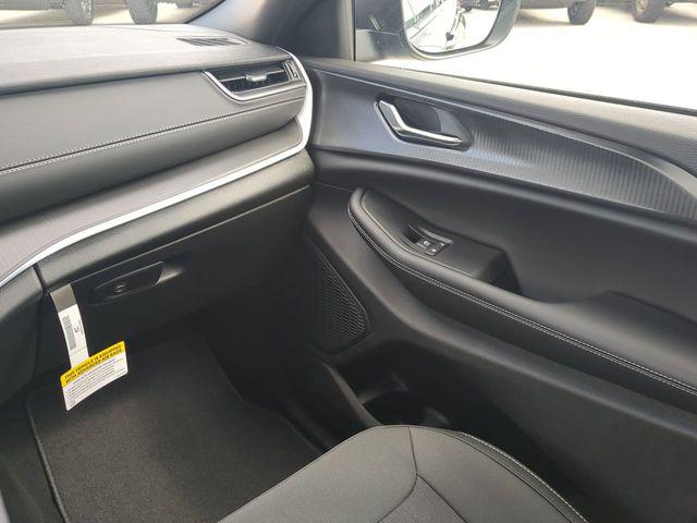 2026 Jeep Grand Cherokee Laredo 4x2