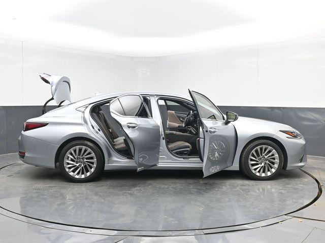 2022 Lexus ES 300h Ultra Luxury