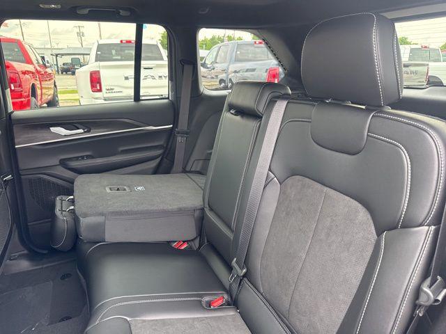 2026 Jeep Grand Cherokee Altitude 4x2