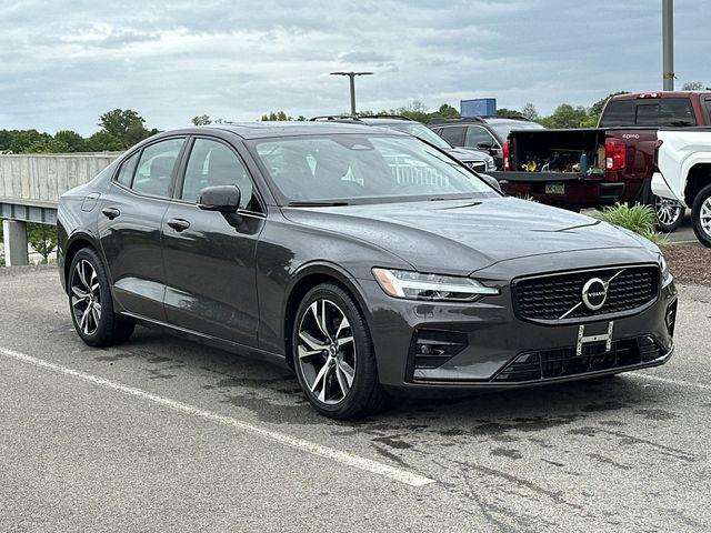 2024 Volvo S60 B5 Core Dark Theme
