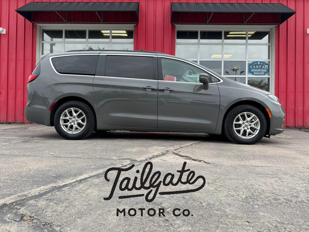 2022 Chrysler Pacifica Touring L's photo