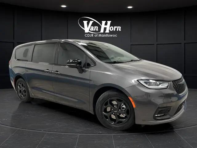 2023 Chrysler Pacifica Hybrid Limited for sale in Manitowoc, WI