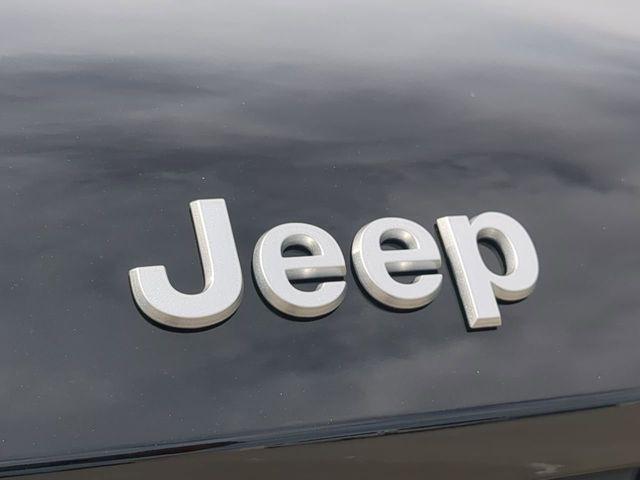 2026 Jeep Grand Cherokee Laredo 4x2