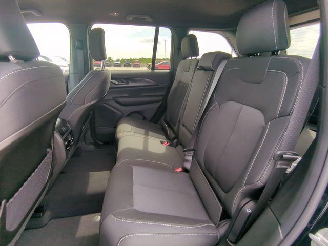2026 Jeep Grand Cherokee Laredo 4x2