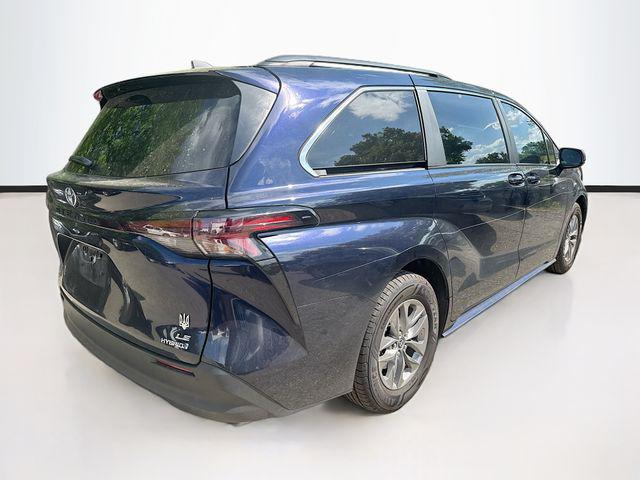 2024 Toyota Sienna LE