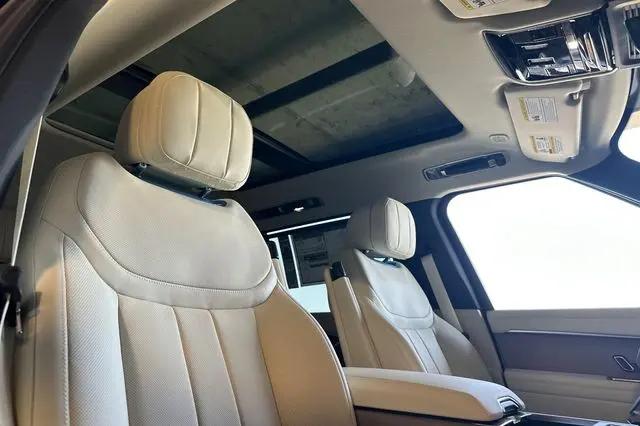 2026 Land Rover Range Rover P530 SE 7 Seat