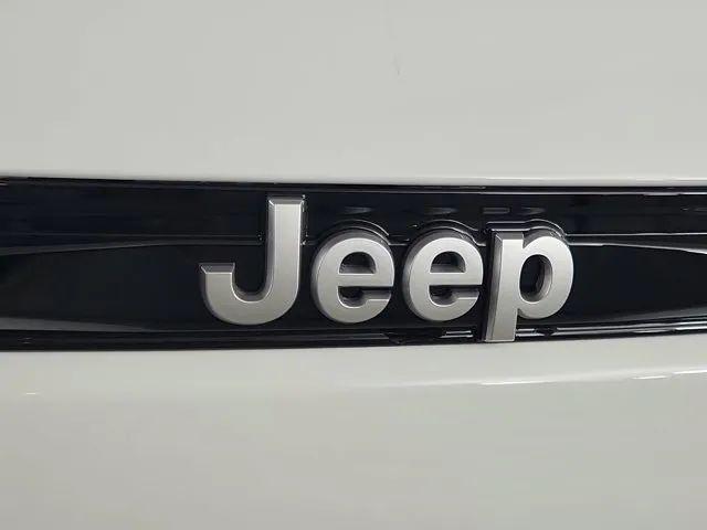 2026 Jeep Grand Cherokee Laredo 4x2
