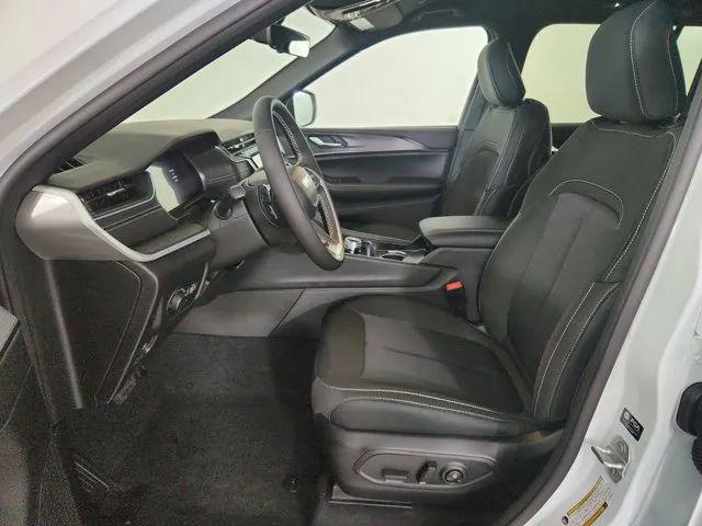2026 Jeep Grand Cherokee Laredo 4x2