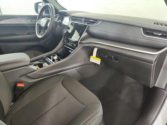 2026 Jeep Grand Cherokee Laredo 4x2