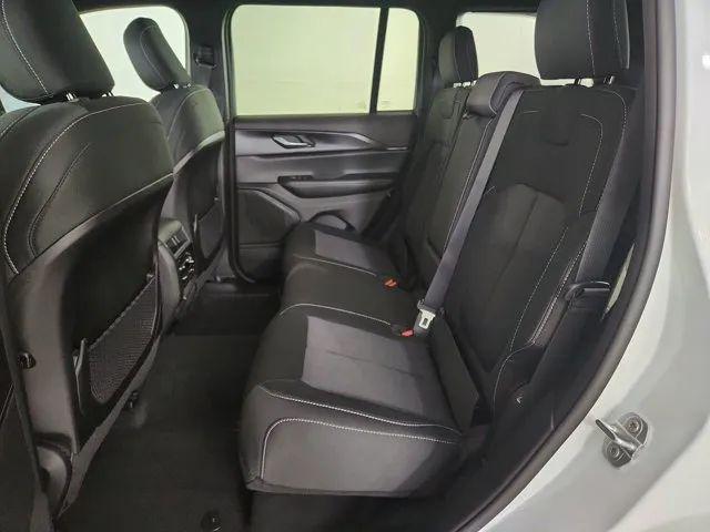 2026 Jeep Grand Cherokee Laredo 4x2