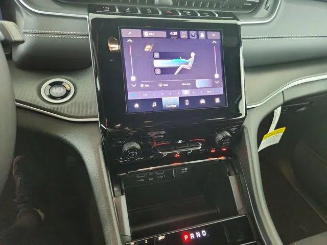 2026 Jeep Grand Cherokee Laredo 4x2