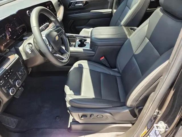 2025 Chevrolet Suburban 4WD LT