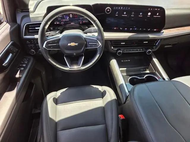 2025 Chevrolet Suburban 4WD LT
