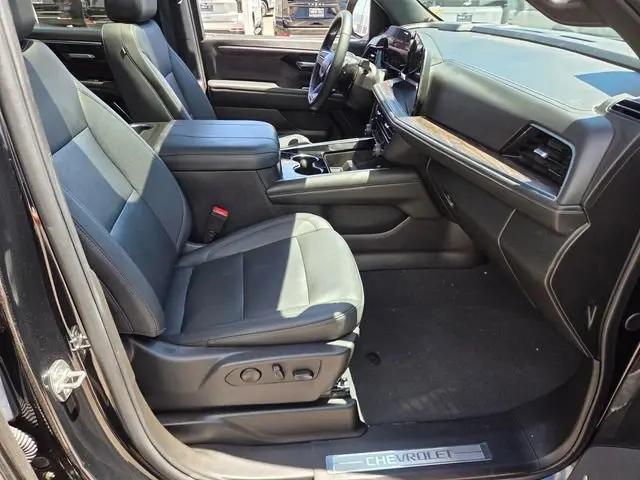 2025 Chevrolet Suburban 4WD LT