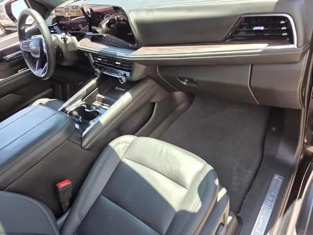 2025 Chevrolet Suburban 4WD LT