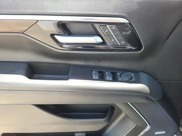 2025 Chevrolet Suburban 4WD LT