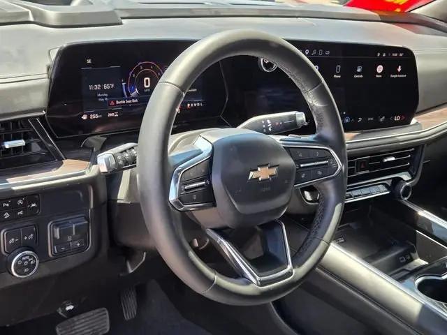 2025 Chevrolet Suburban 4WD LT