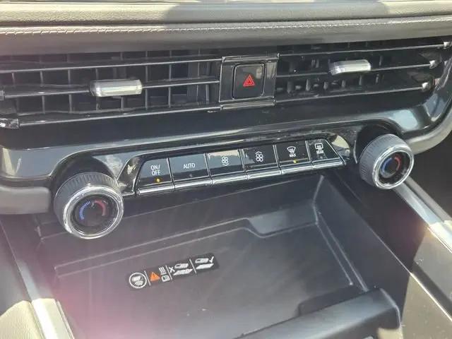 2025 Chevrolet Suburban 4WD LT