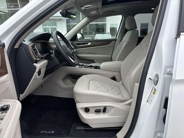 2026 Volkswagen Atlas SE with Technology