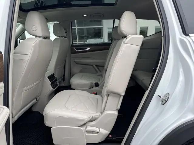 2026 Volkswagen Atlas SE with Technology
