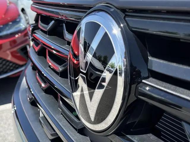 2026 Volkswagen Atlas Cross Sport SEL R-Line Black
