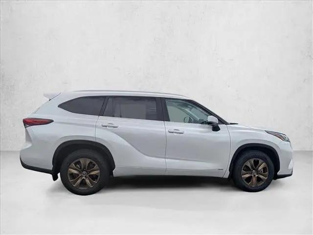 2023 Toyota Highlander Hybrid XLE Bronze