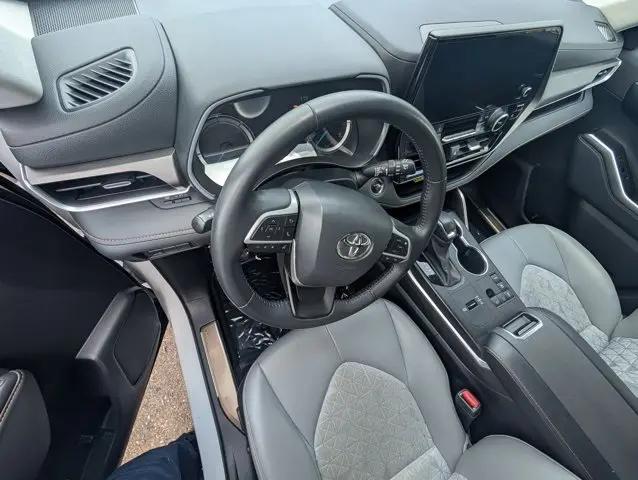 2023 Toyota Highlander Hybrid XLE Bronze