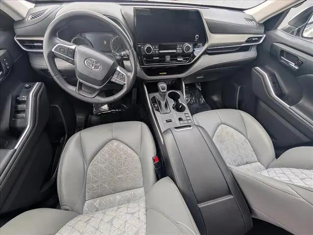 2023 Toyota Highlander Hybrid XLE Bronze