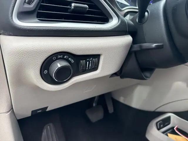 2023 Chrysler Voyager LX