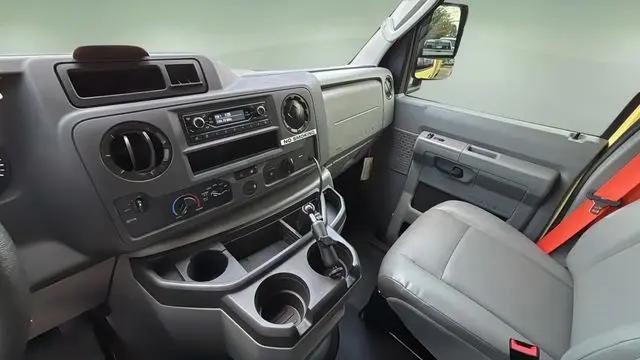 2022 Ford E-450 Cutaway Base