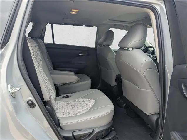 2023 Toyota Highlander Hybrid XLE Bronze
